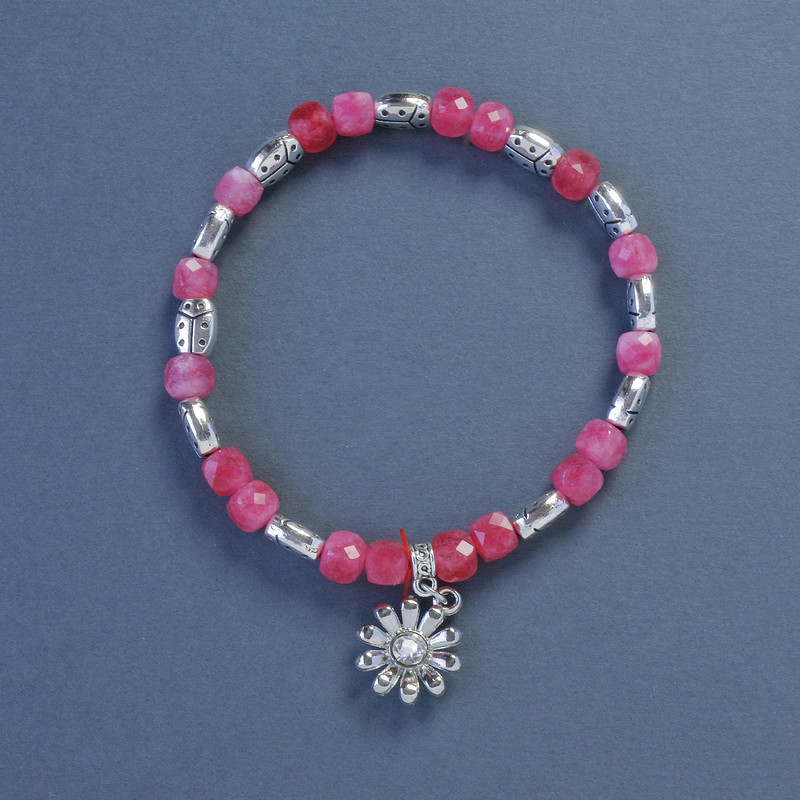Armband aus Turmalin, facettierte Turmalinwürfel, Durchmesser ca. 5 mm, Länge ca. 18 cm, Stretcharmband mit Blütenanhänger
