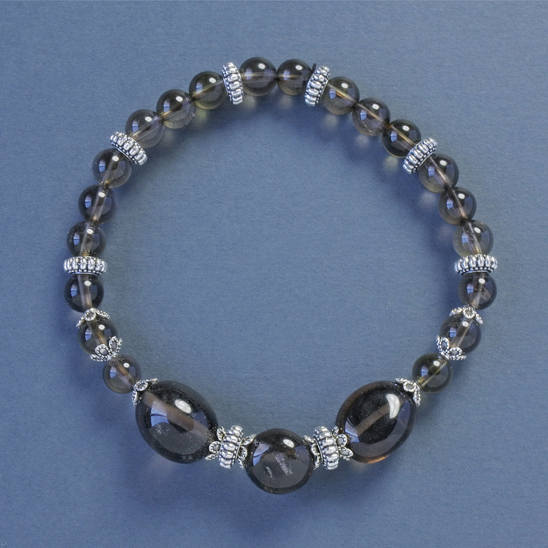 Armband aus Rauchtopas-Kügelchen, Ø 6 mm ±, facettierte Elemente 10 × 12 mm ±, Länge ca. 18 cm ±, Stretch-Armband mit Einsätzen