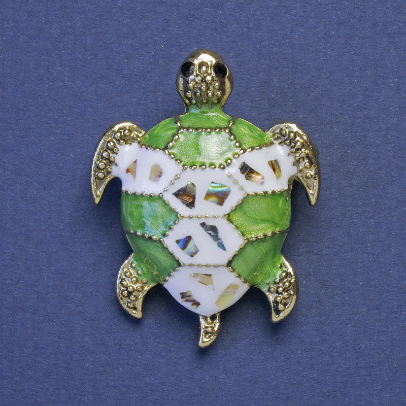 Anhänger-Brosche Schildkröte mit grüner und weißer Emaille, Haliotis, goldfarbener Metallton 27×35 mm+