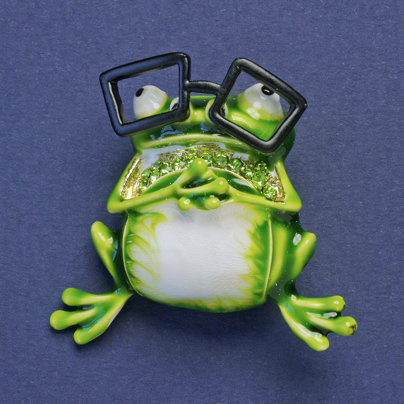 Brosche-Anhänger »Frosch mit Brille« in grün-weißer Emaille, graue Strasssteine, goldfarbenes Metall 38×35 mm +