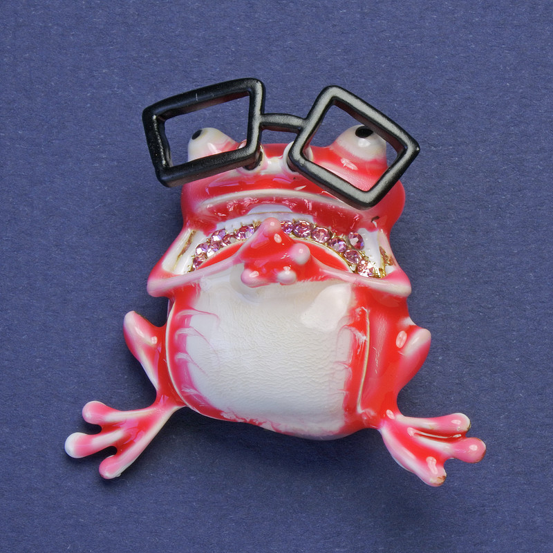 Brosche-Anhänger „Frosch mit Brille“ in roter und weißer Emaille, rosa Strasssteine, goldfarbenes Metall, 38×35 mm +