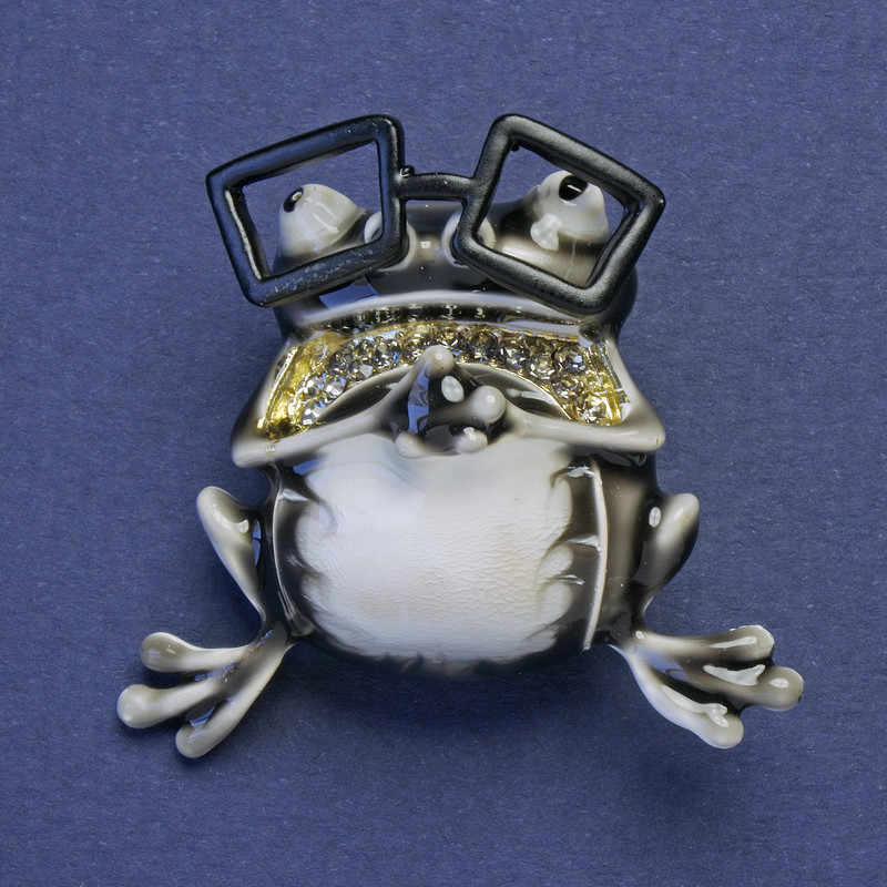 Brosche-Anhänger 'Frosch mit Brille' in Schwarz-Weiß-Emaille, graue Strasssteine, goldfarbener Metallton 38×35 mm +
