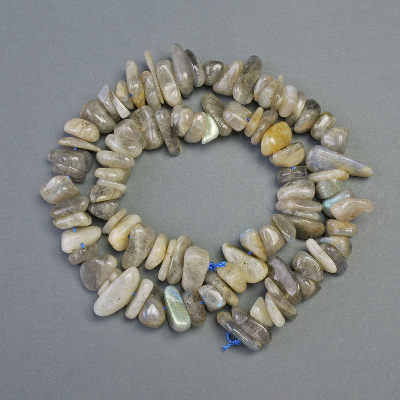 Labradorit-Nugeln aus Naturstein – Chips, Durchmesser ca. 10×13 mm, Länge ca. 40 cm, auf Schnur