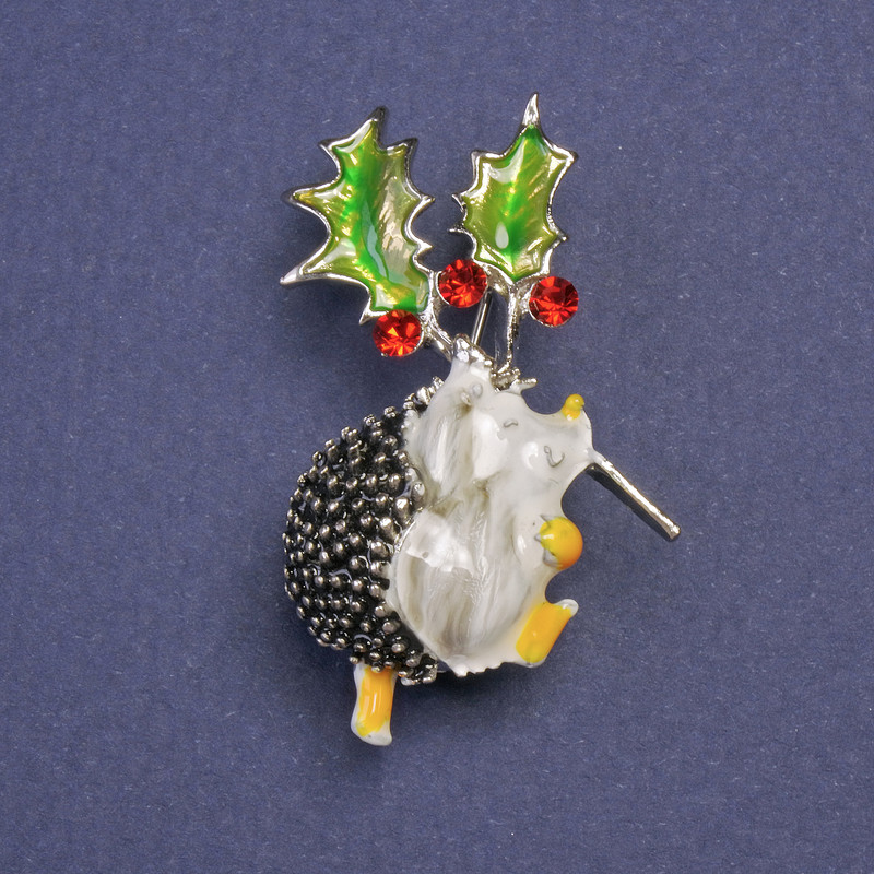 Brosche Igel mit Weihnachts-Stechpalmenblüte, grün-weiße Emaille, silberfarbenes Metall, 39 × 23 mm+