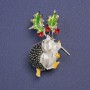 Brosche Igel mit Weihnachts-Stechpalmenblüte, grün-weiße Emaille, silberfarbenes Metall, 39 × 23 mm+