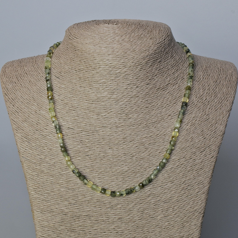 Halskette aus Prehnit, 4×4 mm facettierte Würfel, Länge ca. 45 cm