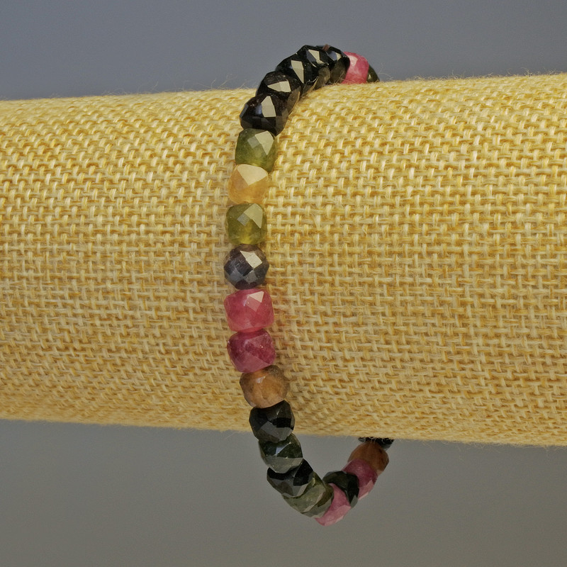 Armband aus facettiertem Turmalin, Würfel 6×5,5 mm, Länge 18 cm, Stretch