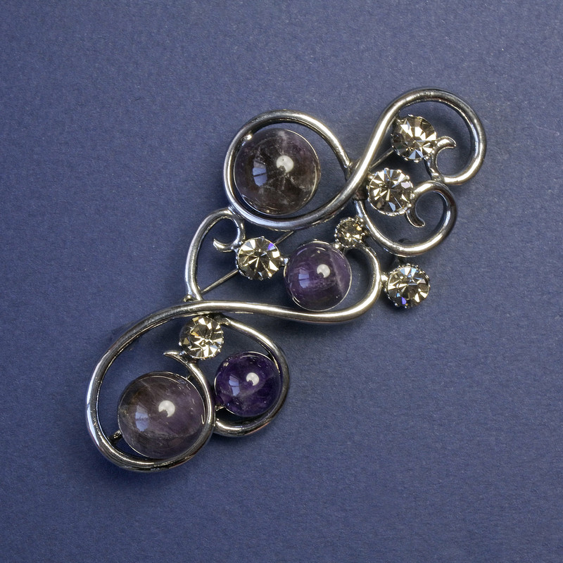 Brosche mit Amethyst und grauen Strasssteinen, Metallfarbe 'Silber' 75×37 mm+