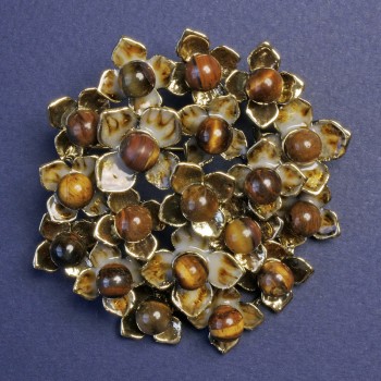 Blüten-Brosche mit Tigerauge, braune Emaille, goldfarbenes Metall 60×62 mm+