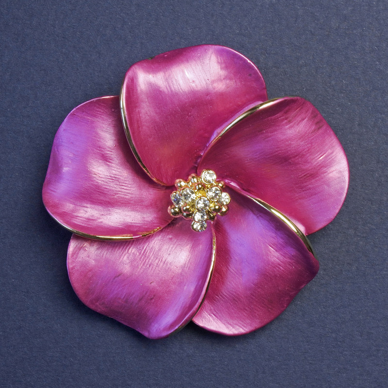 Brosche Blume mit weißen Kristallen 50×50 mm ±, Perlmuttrosa-Emaille, goldfarbenes Metall