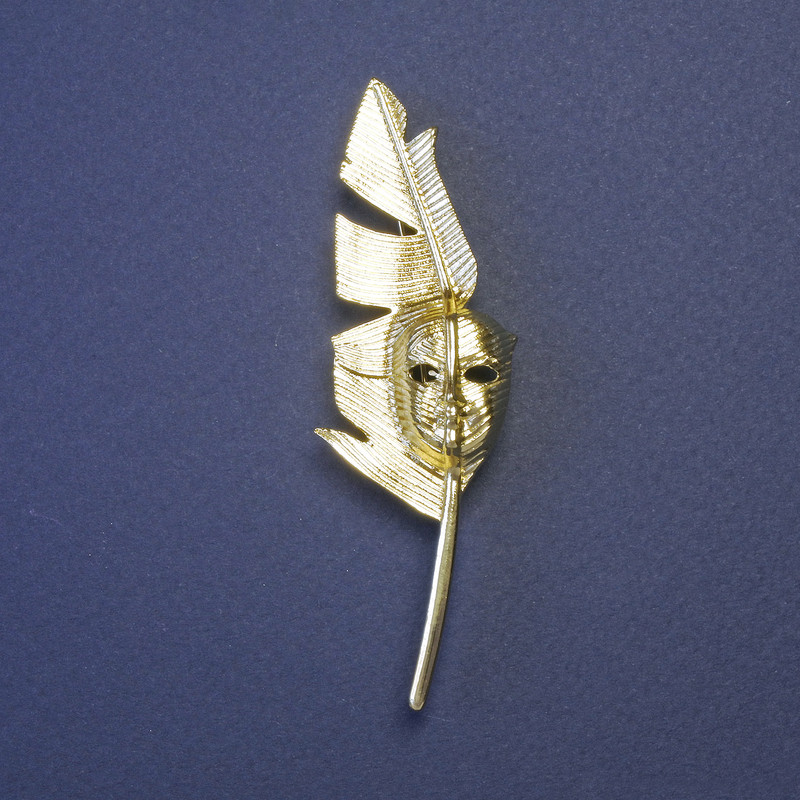 Brosche/Anhänger Feder des Schriftstellers mit Maske, goldfarbenes Metall, 80×23 mm