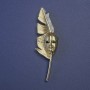 Brosche/Anhänger «Feder des Schriftstellers mit Maske» dunkelgoldfarbenes Metall 80×23 mm-+