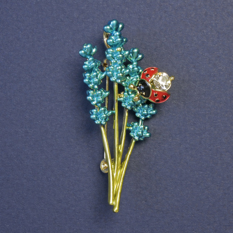 Brosche mit Lavendel-Emaille – Anhänger in Lavendel-Bouquet, türkise und grüne Emaille, 51×26 mm ± goldfarbenes Metall