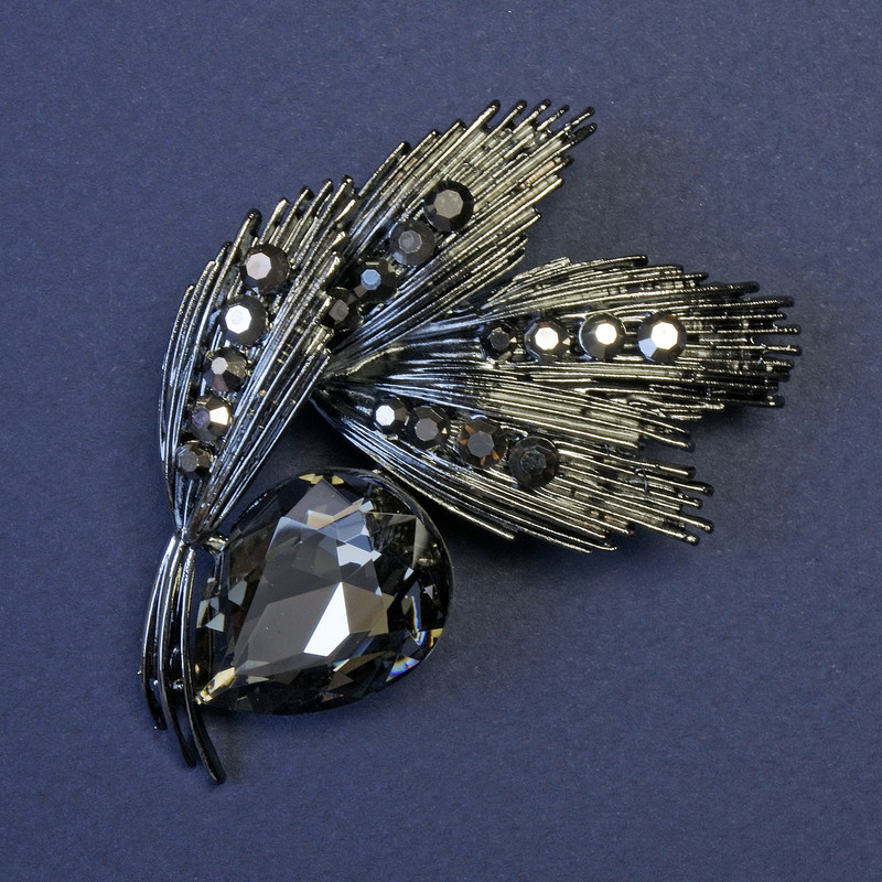 Boutonnière-Brosche mit großem dunkelgrauem Kristall und schwarzen Strasssteinen mm+- dunkel-silbernes Metall