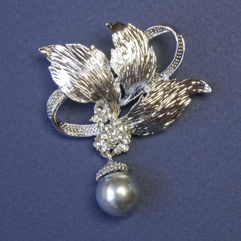 Boutonnière-Brosche mit einer beweglichen grauen Perle, 44 × 53 mm ±, emaillierte Oberfläche, silberfarbenes Metall