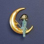 Brosche Romantisches Mädchen am Mond 40×32 mm ± hellblaue Emaille goldfarbenes Metall