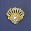 Brosche in Muschelform mit weißer Perle, mit Strasssteinen besetzt, 28 × 28 mm ± goldfarbenes Metall