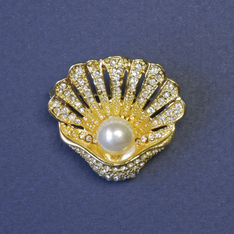 Brosche in Muschelform mit weißer Perle, mit Strasssteinen besetzt, 28 × 28 mm ± goldfarbenes Metall