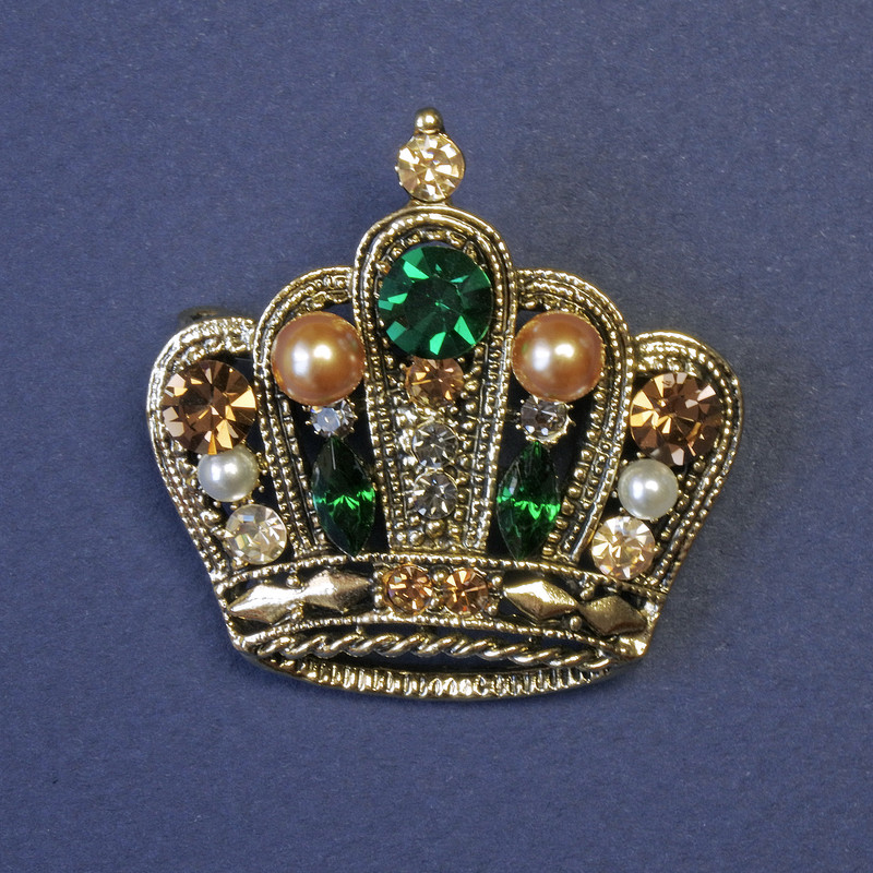 Brosche Krone mit grünen und gelben Strasssteinen und Perlen, 40×40 mm, goldfarbenes Metall