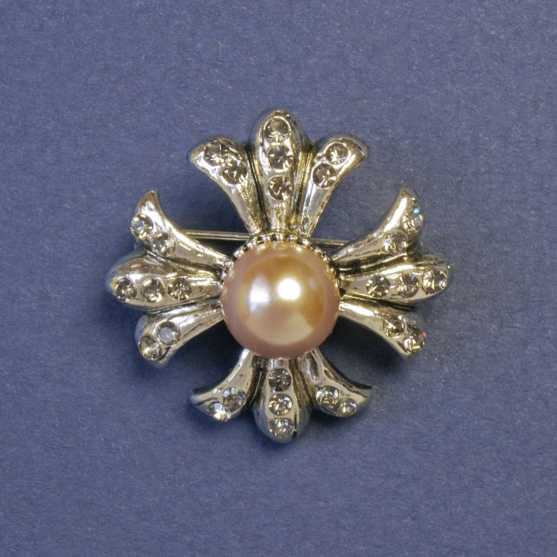 Brosche 'Akzent mit Perle' Malteserkreuz 30×30 mm ± silberfarbenes Metall