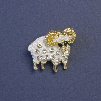 Brosche 'Schaf' mit weißer Emaille, goldfarbenes Metall, 20 × 20 mm