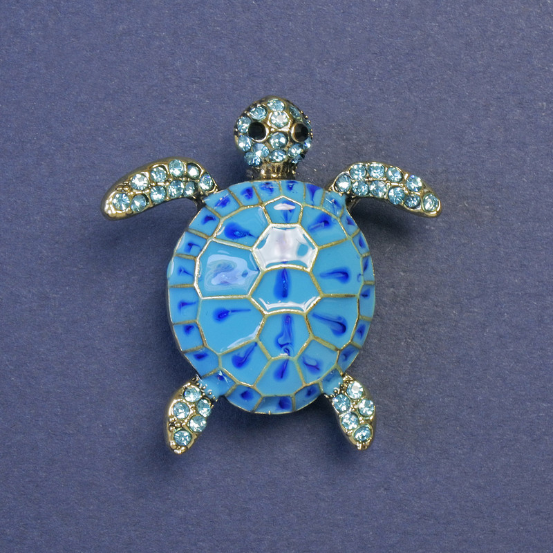 Brosche Schildkröte – blaue Emaille, blaue Strasssteine, goldfarbenes Metall, 33×33 mm+