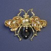 Insektenbrosche mit gelben Kristallen, schwarzer Emaille und goldfarbenem Metall, 38×49 mm+