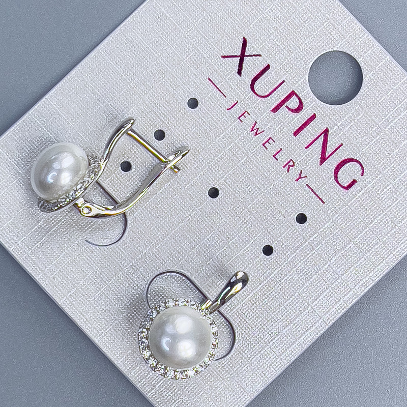 Ohrringe Xuping mit Rhodiumbeschichtung und Mallorca-Perle, Durchmesser 8 mm und weiße Strasssteine, Länge 17 mm +
