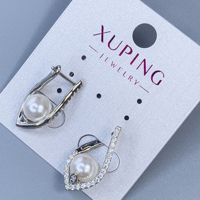Xuping rhodiumbeschichtete Ohrringe mit einer Perle, Durchmesser 8 mm und weißen Strasssteinen, Länge 24 mm +