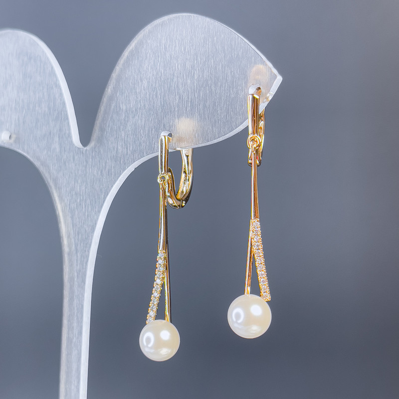 Ohrringe Xuping mit 18K-Vergoldung und Perle, Durchmesser 7 mm und weiße Strasssteine, Länge 38 mm +