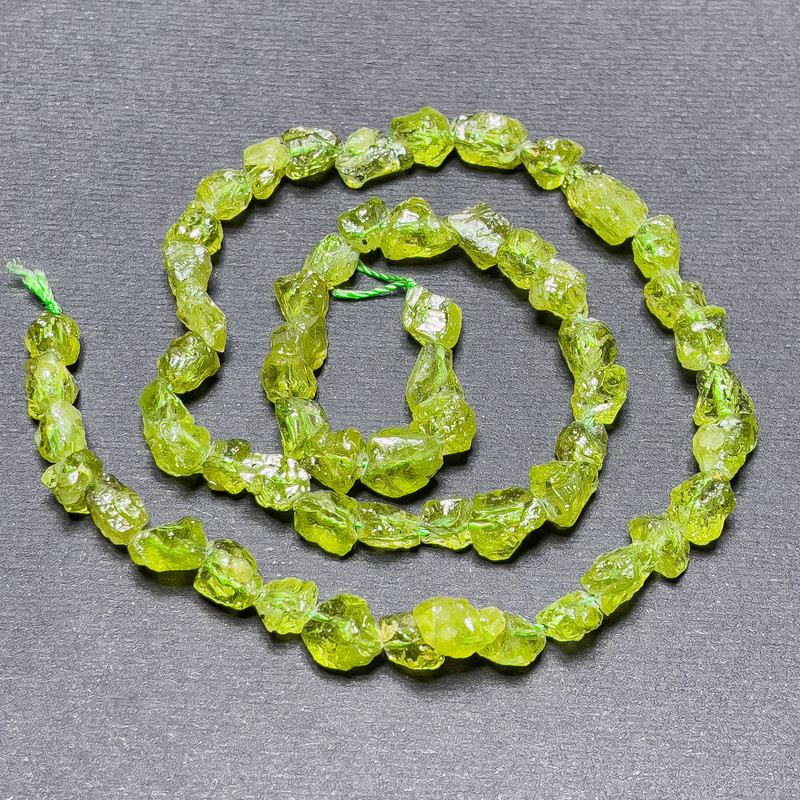 Chrysolith-Perlen auf Schnur, naturbelassener Stein, facettierte Perlen, Durchmesser ca. 8×6 mm, Länge ca. 40 cm