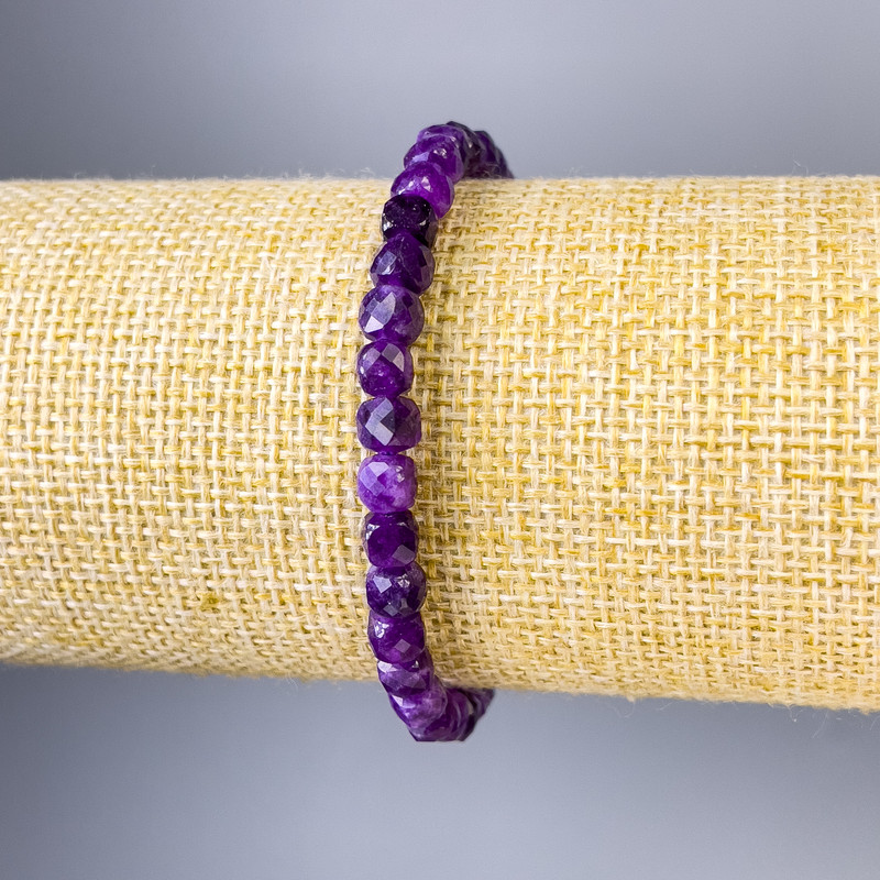 Sugilit facettiertes Würfelarmband, Durchmesser 5×5 mm, Länge 18 cm, Elastikarmband