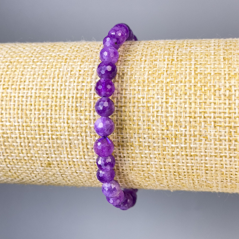 Armband aus Sugilit, facettierte Kugel, Durchmesser 6 mm, Länge ca. 18 cm, Stretch