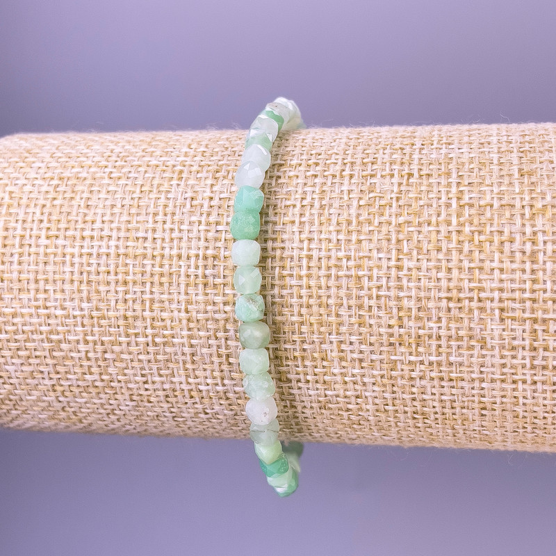 Armband aus Smaragd, facettierte Würfel, Durchmesser ca. 4 x 4 mm, Länge ca. 18 cm, Stretcharmband