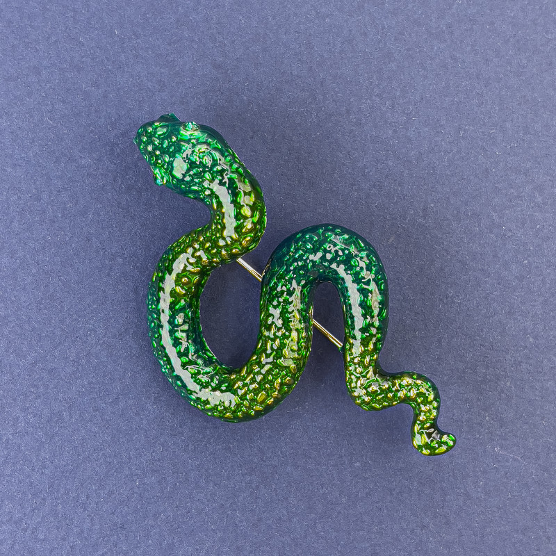 Brosche/Anhänger Schlange, grüne Emaille mit grünen Strasssteinen, goldfarbenes Metall, 30×55 mm +