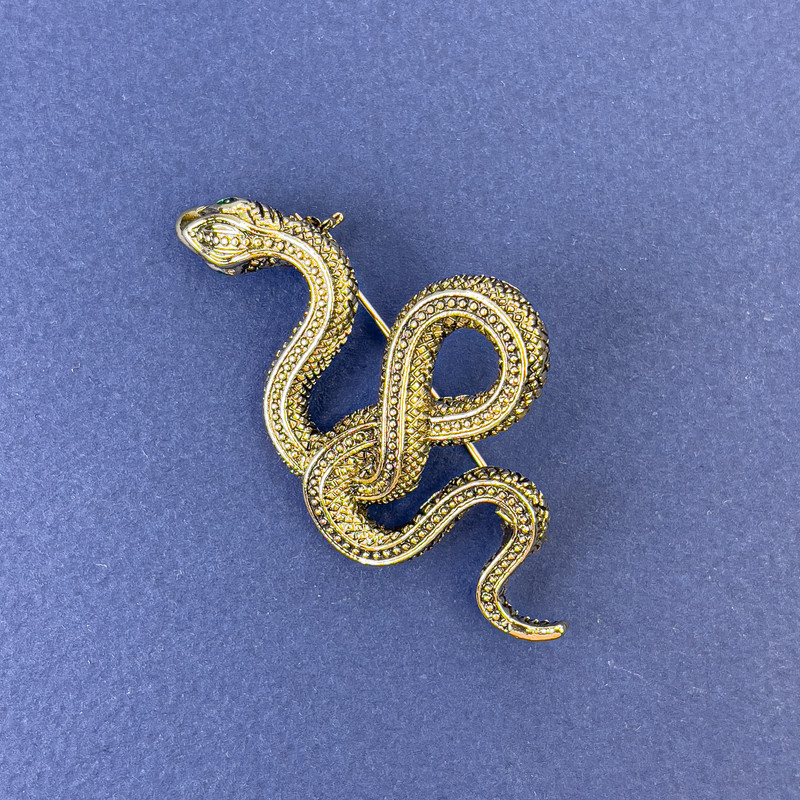 Brosche/Anhänger Schlange, bronzefarben glänzend, mit grünen Strasssteinen, goldfarbenes Metall, 30×55 mm (+)