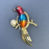 Vogelbrosche mit Perle – Farbenfroh