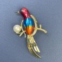 Vogelbrosche mit Perle – Farbenfroh