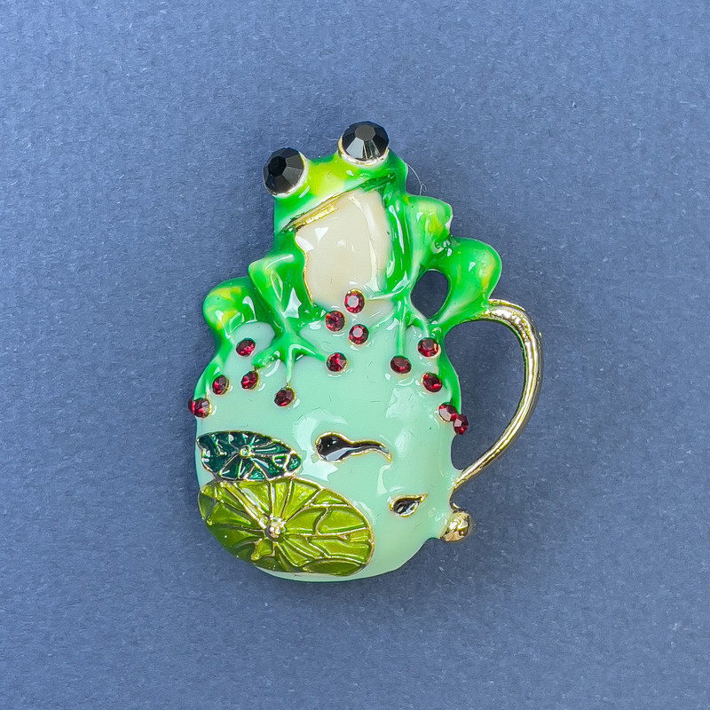 Froschbrosche mit roten Strasssteinen in Blau und Hellgrün, goldfarbenem Metall 32×39 mm+