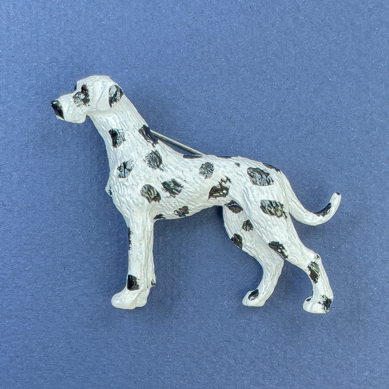 Hundebrosche in Weiß mit zarten Flecken 42×60 mm+