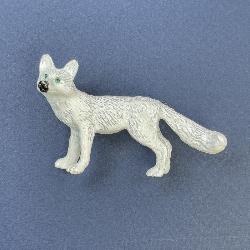 Hundebrosche in Weiß mit grünen Strasssteinen, 34×60 mm+