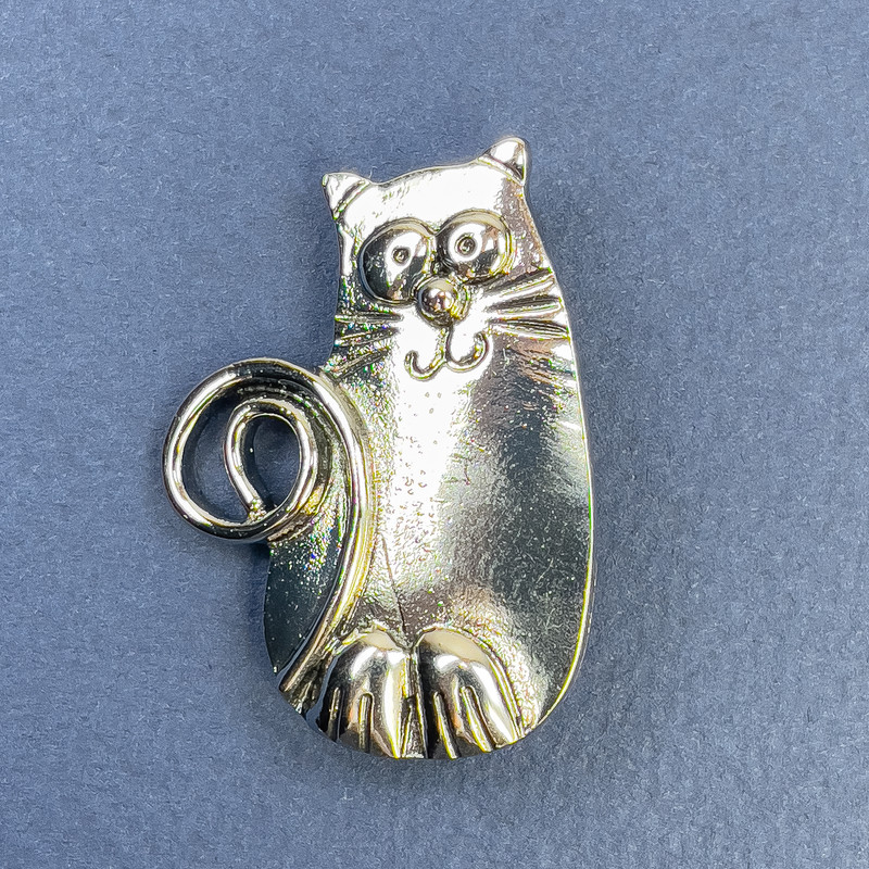 Brosche mit Anhänger Katze, silberglänzendes Metall, 28×37 mm+