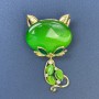 Katzenbrosche mit grünem Katzenauge, weiße Strasssteine, goldfarbenes Metall, 34×58 mm+