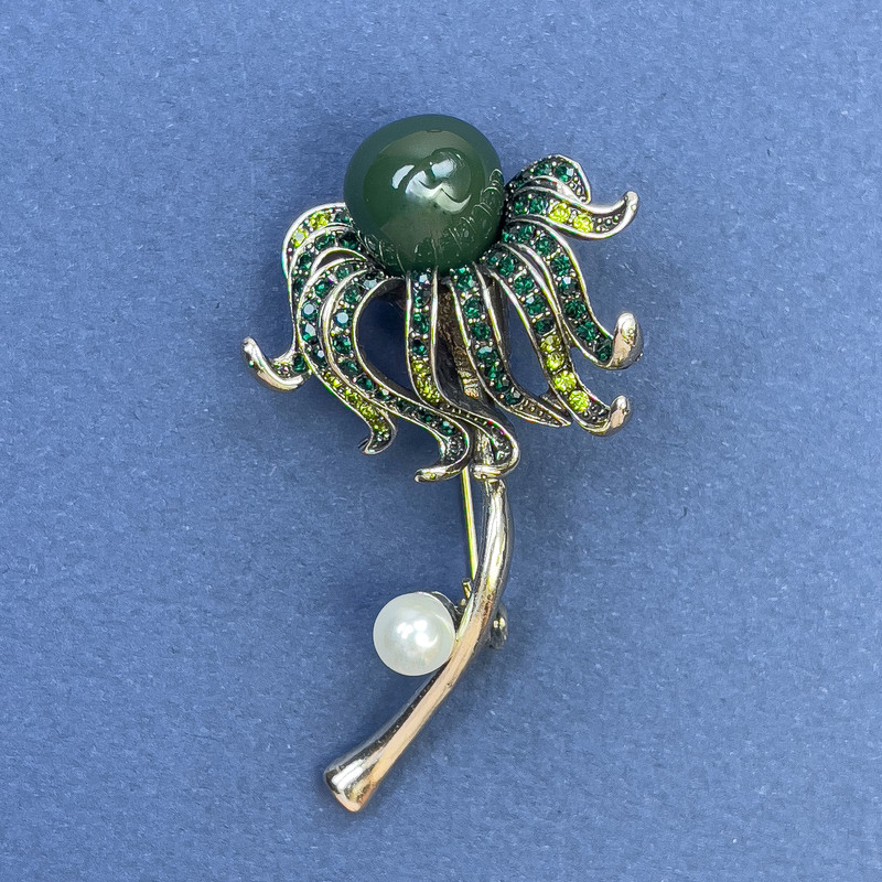 Brosche Blume mit Perle und grünen Strasssteinen, grünem Zentrum, goldfarbenem Metall 30 × 56 mm+