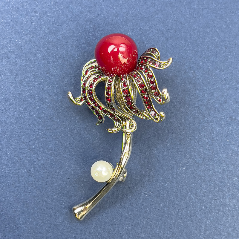 Brosche Blume mit Perle, rotem Strass, rotem Zentrum, goldfarbenes Metall 30 × 56 mm+