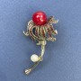 Brosche Blume mit Perle, rotem Strass, rotem Zentrum, goldfarbenes Metall 30 × 56 mm+