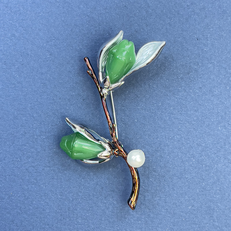 Brosche Ast mit Blume und Perle, Farbe grau und braun, silberfarbenes Metall 48×59 mm+