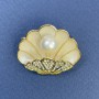 Brosche Muschel mit Perle und weißen Strasssteinen, goldfarbenes Metall 34×29 mm+