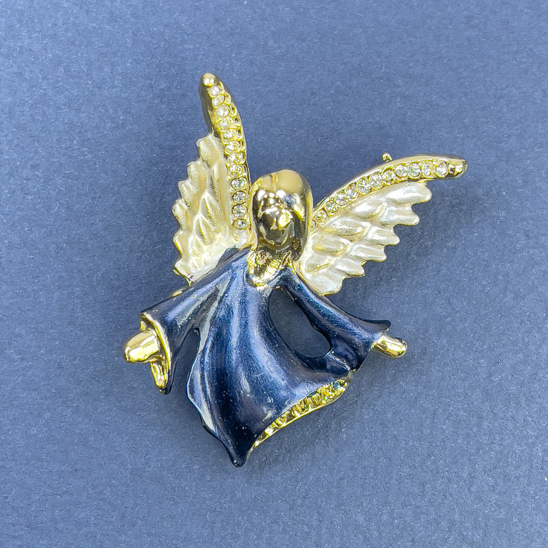 Brosche Engel mit weißen und blauen Strasssteinen, blau-weiß, goldfarbenes Metall, 31×43 mm+