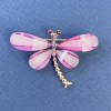 Libellenbrosche mit weißen und rosa Strasssteinen, hellvioletter Farbton, goldfarbenes Metall, Durchmesser ca. 40 mm, Länge ca. 30 mm